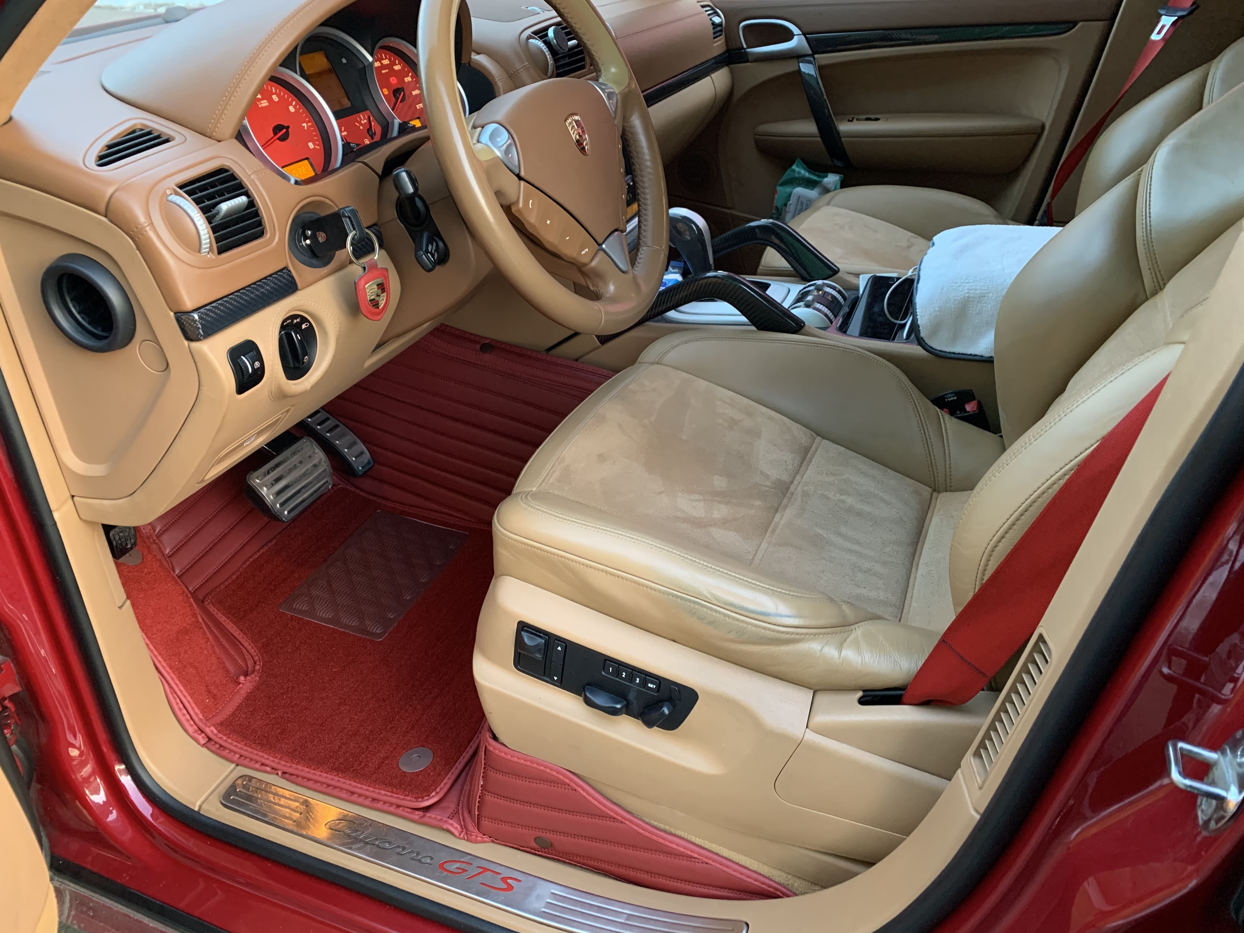 Светлые автомобильные 3D-коврики по лекалам
